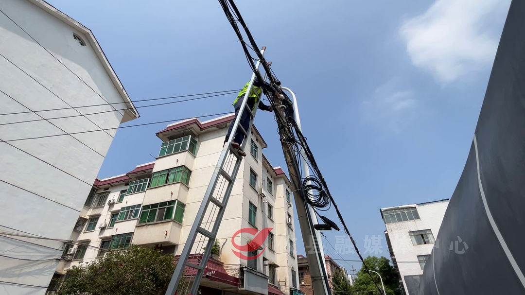 联星街道雪花社区：治理空中飞线 擦亮美丽社区