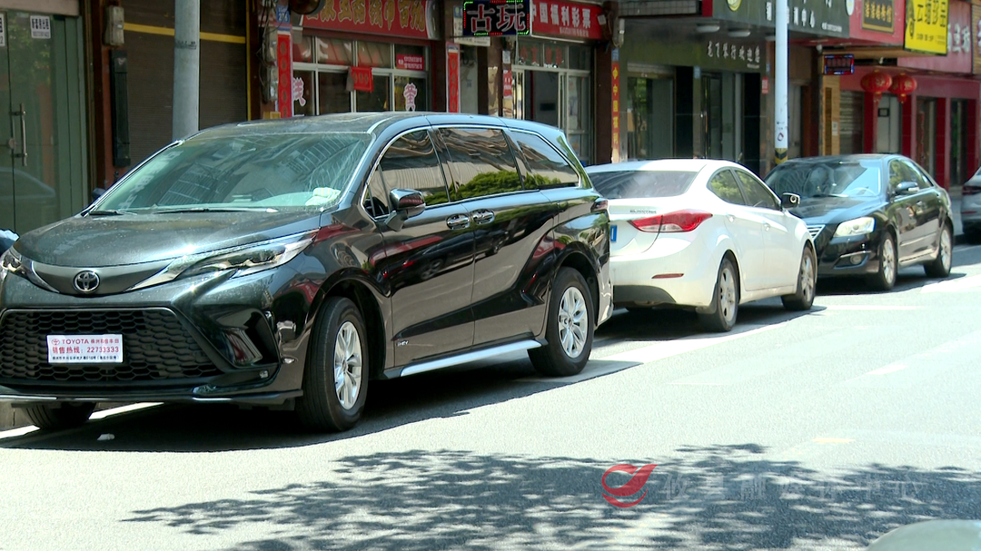 连砸多辆车，砸出“铁窗泪”！！！