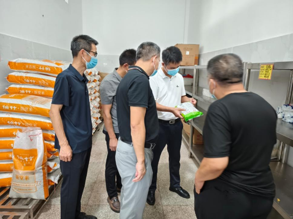 "双责"筑防线，护航开学季 —— 县领导深入芙蓉学校，严查食品安全不放松