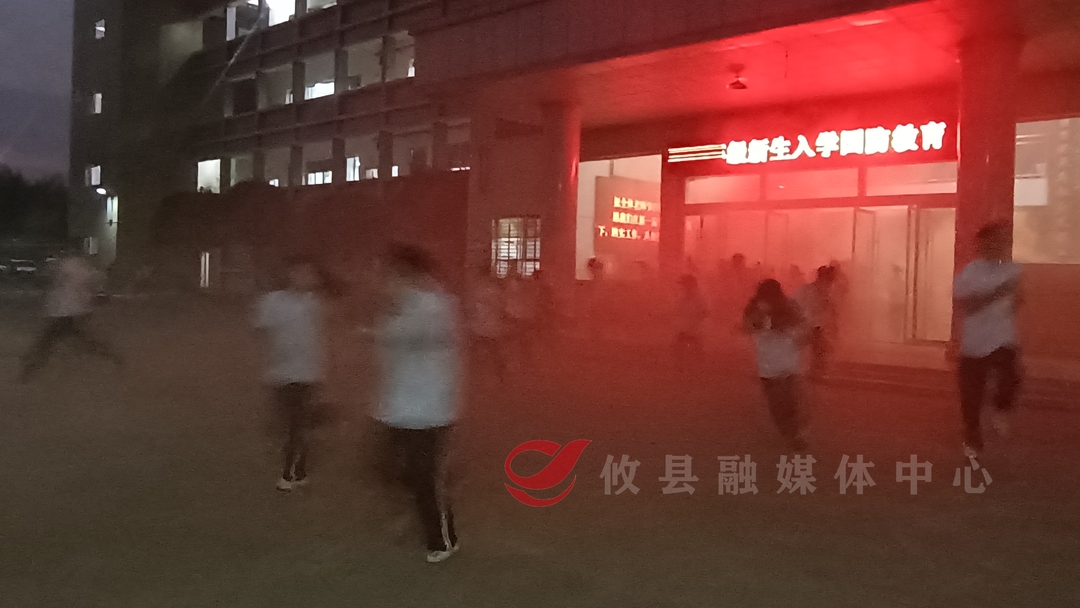 莲塘坳镇组织辖区学校开展夜间消防应急疏散演练