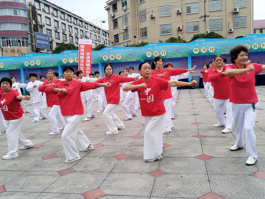 喜迎国庆，老年健身气功展芳华