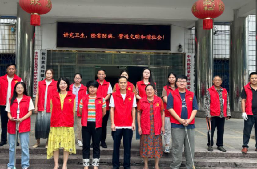 菜花坪镇：灭蚊防病守健康，爱国卫生齐行动