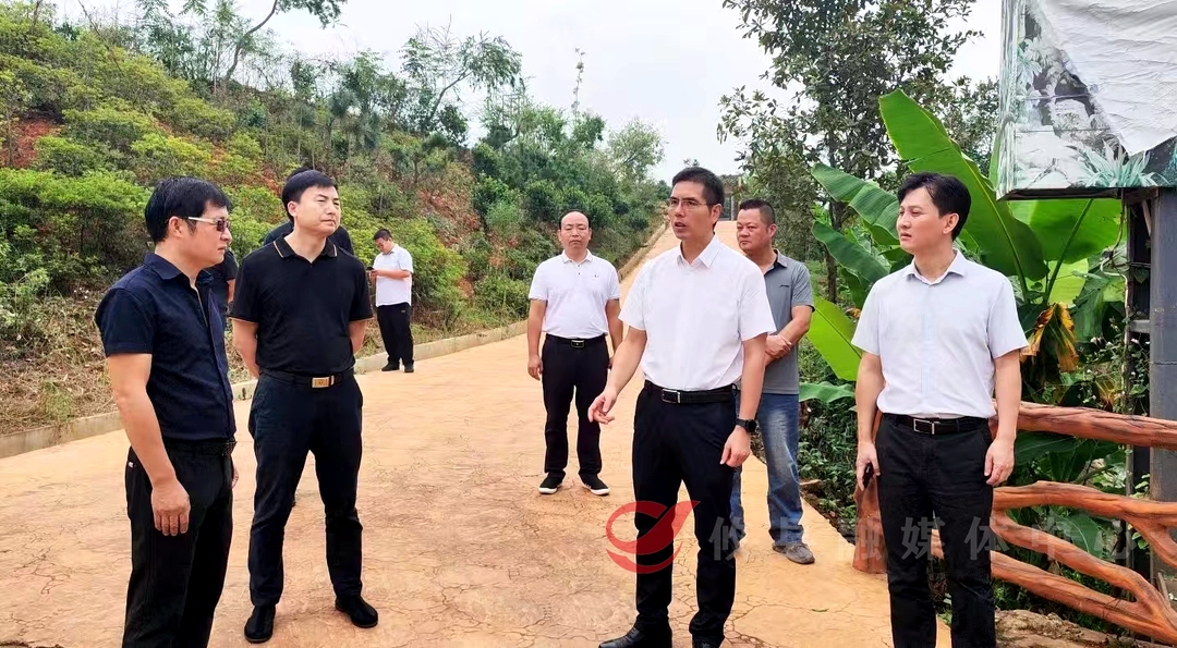 武挪强国庆假前走访慰问百岁老人和督导安全生产工作