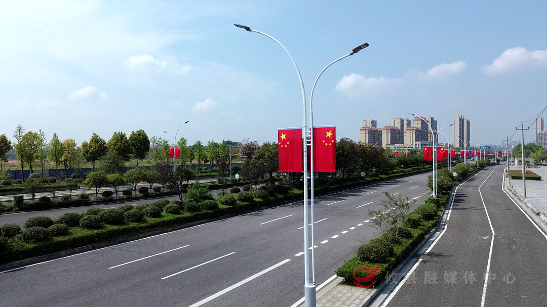 攸县：挂国旗迎国庆 处处飘扬“中国红”