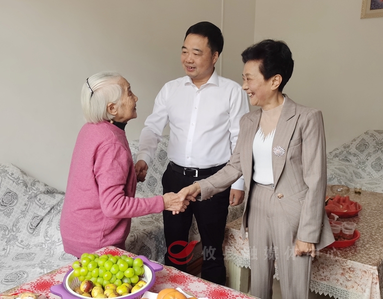 心系桑榆晚 情暖重阳节 李鹏程走访慰问百岁老人