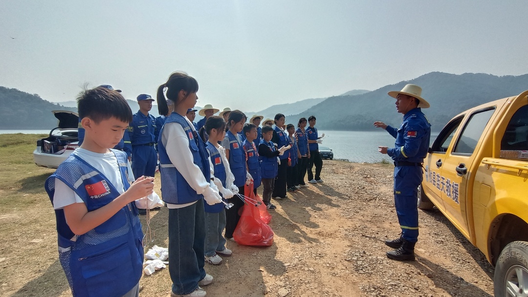 清理水库垃圾 守护绿水青山