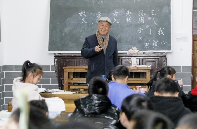 文明中国·湖南篇丨教授回乡“种”文化 “门前三小”飘书香——访全国道德模范夏昭炎