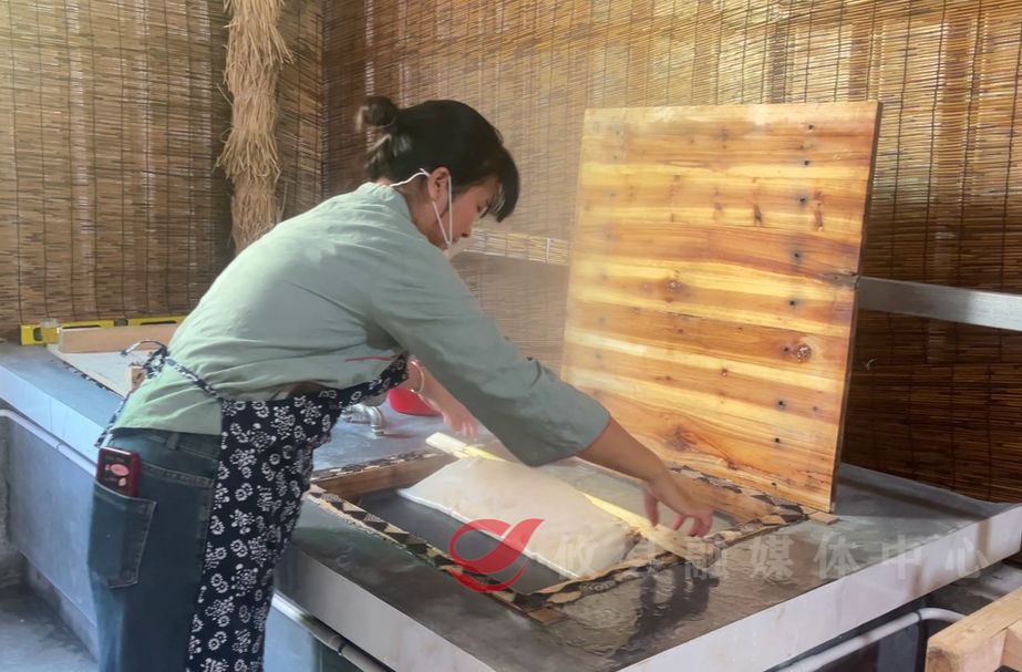 丫江桥镇华富村：红薯粉丝变身“金丝银丝”