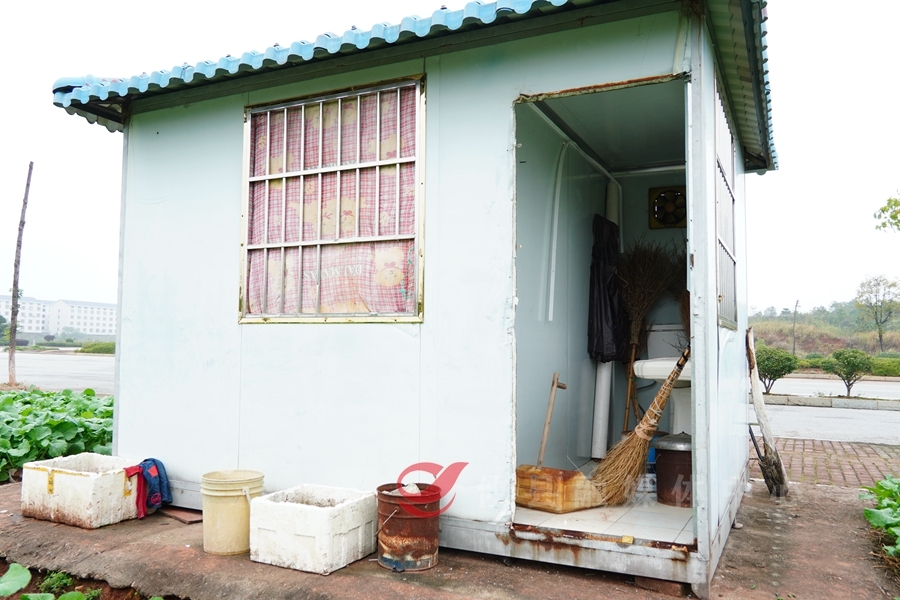 环卫工人的“避风港”与公厕门窗屡遭黑手，发现快举报...