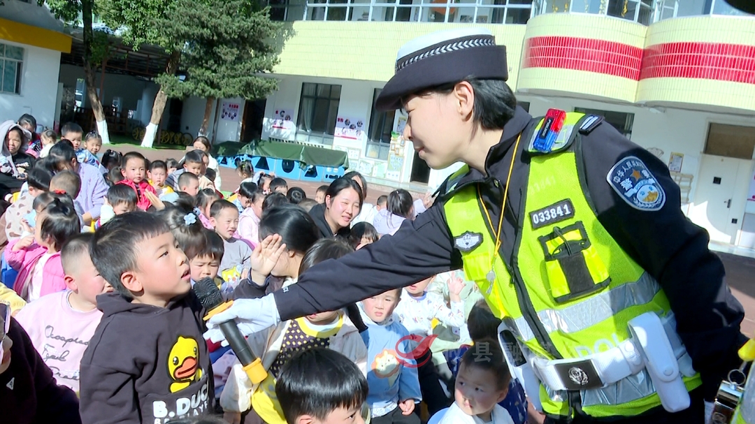 全国交通安全日丨交警走进幼儿园，带着“萌娃”学安全