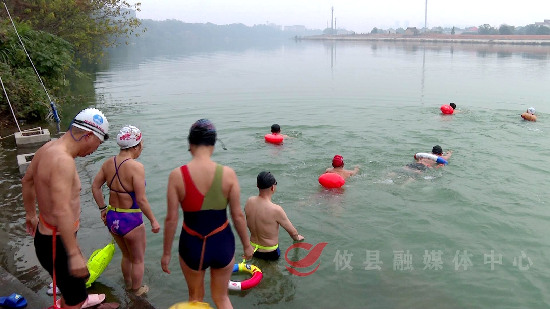 “泳者”无畏 冬泳爱好者挑战严寒乐在其中