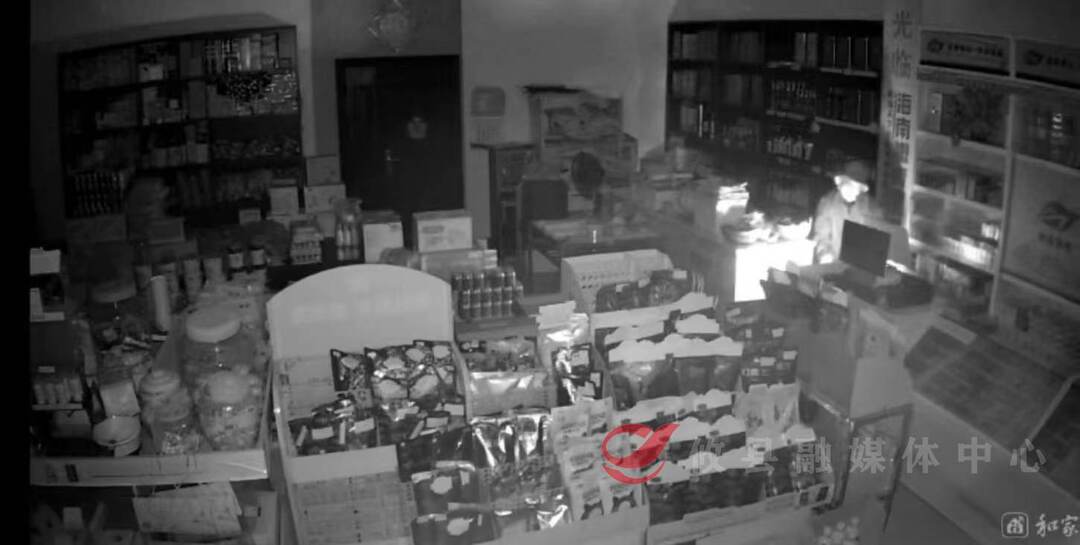 “蒙面人”专挑烟酒店下手 警方：伸手必被抓！