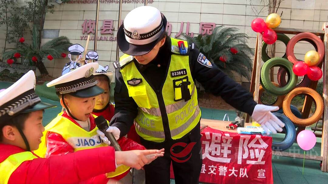 迎寒假 送安全 攸县交警开展交通安全进校园活动