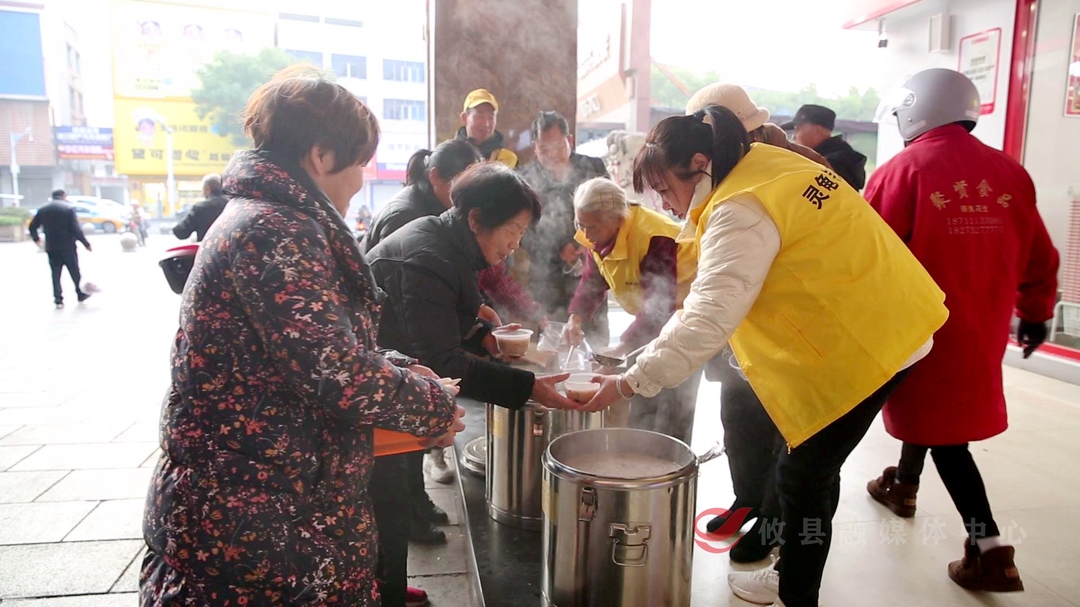 腊八节：义工爱心送粥暖寒冬
