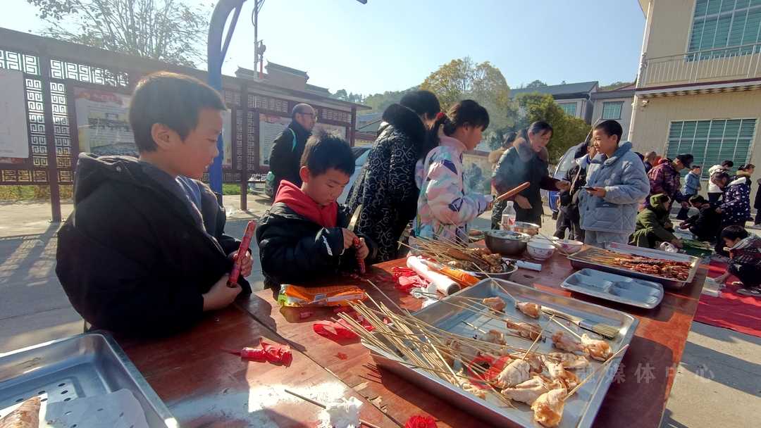 萌娃化身“小老板”摆起地摊“卖年货”