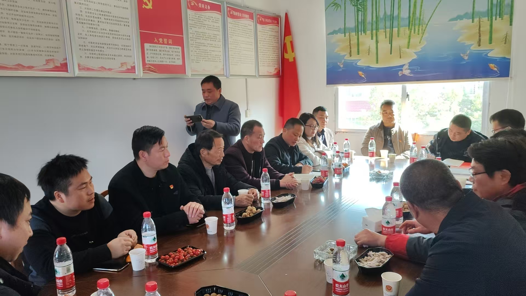 冬日暖阳下的鸾山交流！党支部携手共进，情暖困难家庭