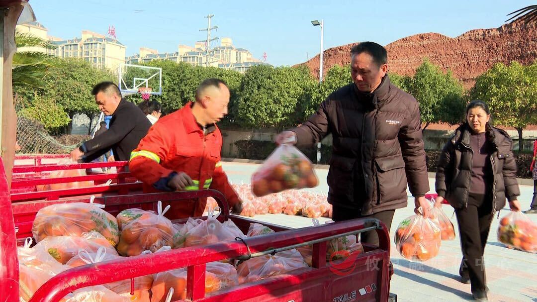 “橙”意满满，爱心企业向环卫工人赠送1万斤橙子