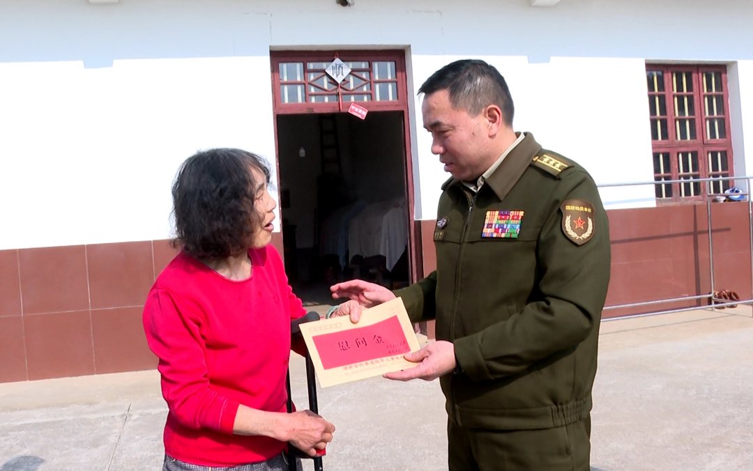 县领导走访慰问现役军人家属