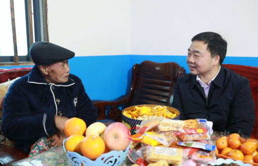 县委书记李鹏程走访慰问困难党员群众