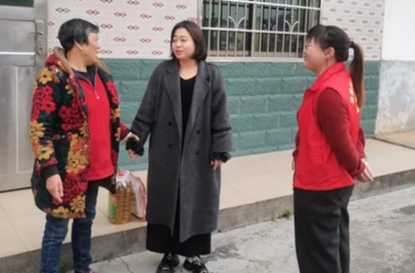 桃水镇盘塘村：爱心老板节前走访慰问高龄老人和困难户