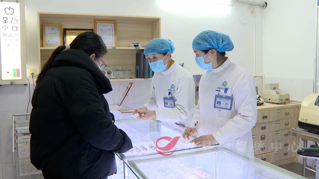 开学季视力检查高峰来袭 医生建议早干预防近视