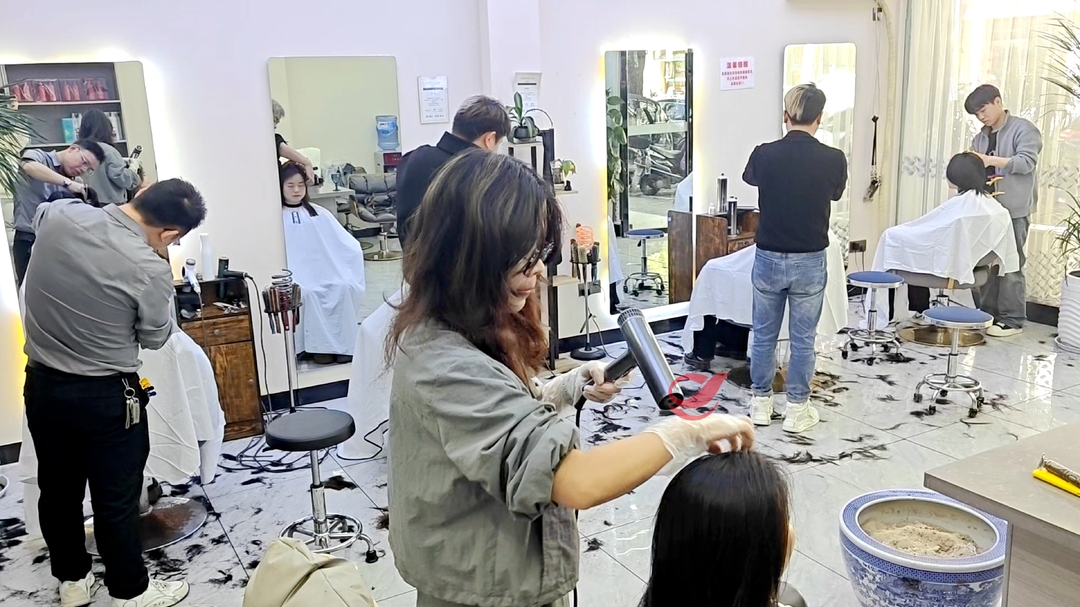 攸县二月二“龙抬头”理发店人潮涌动：传统文化催生“剃龙头”热潮