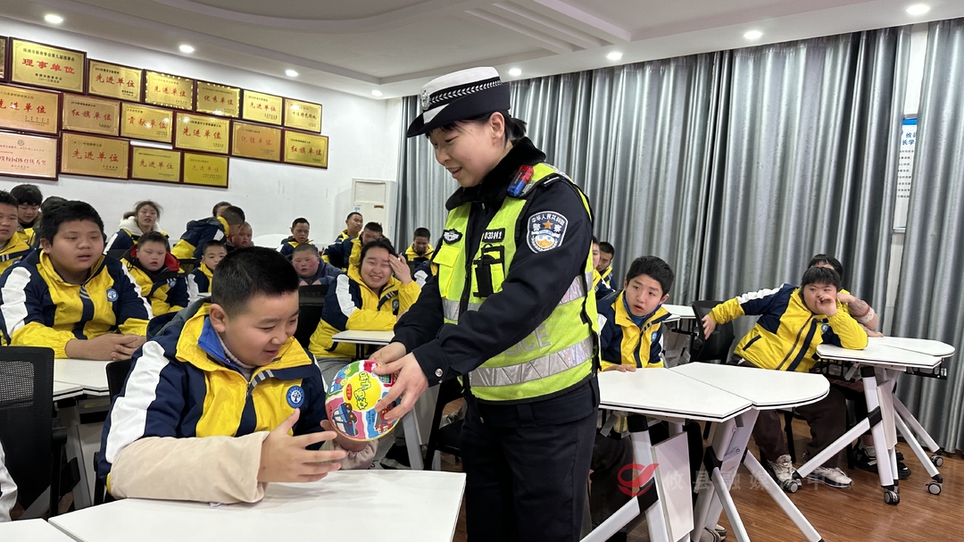 传递雷锋温度 护航平安出行——攸县交警走进特校开展交通安全宣讲