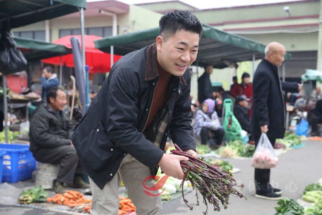 美食博主谭七佰：“老口标”+铁锅铲 方言“炒”火家乡味