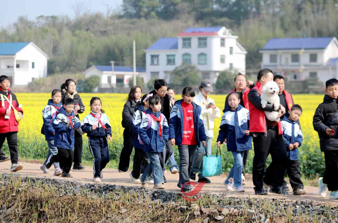 趣味抓鸡、电影《哪吒》人物角色互动   2025湖南油菜花节攸县分会场节目精彩纷呈