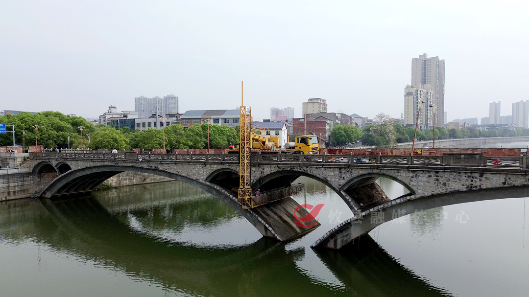 洣水一桥最新进展：进入主拱圈拱肋滚涂防碳化胶作业阶段