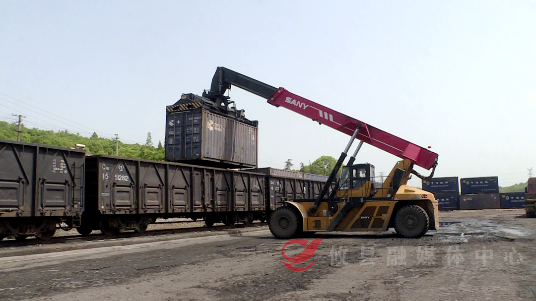 网岭火车站货场：铁路货物装卸忙