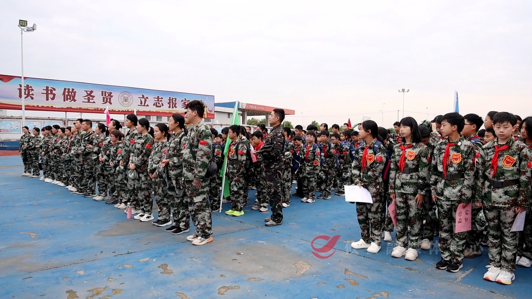 攸县华枫学校师生徒步25公里祭英烈 以脚步丈量信仰之路