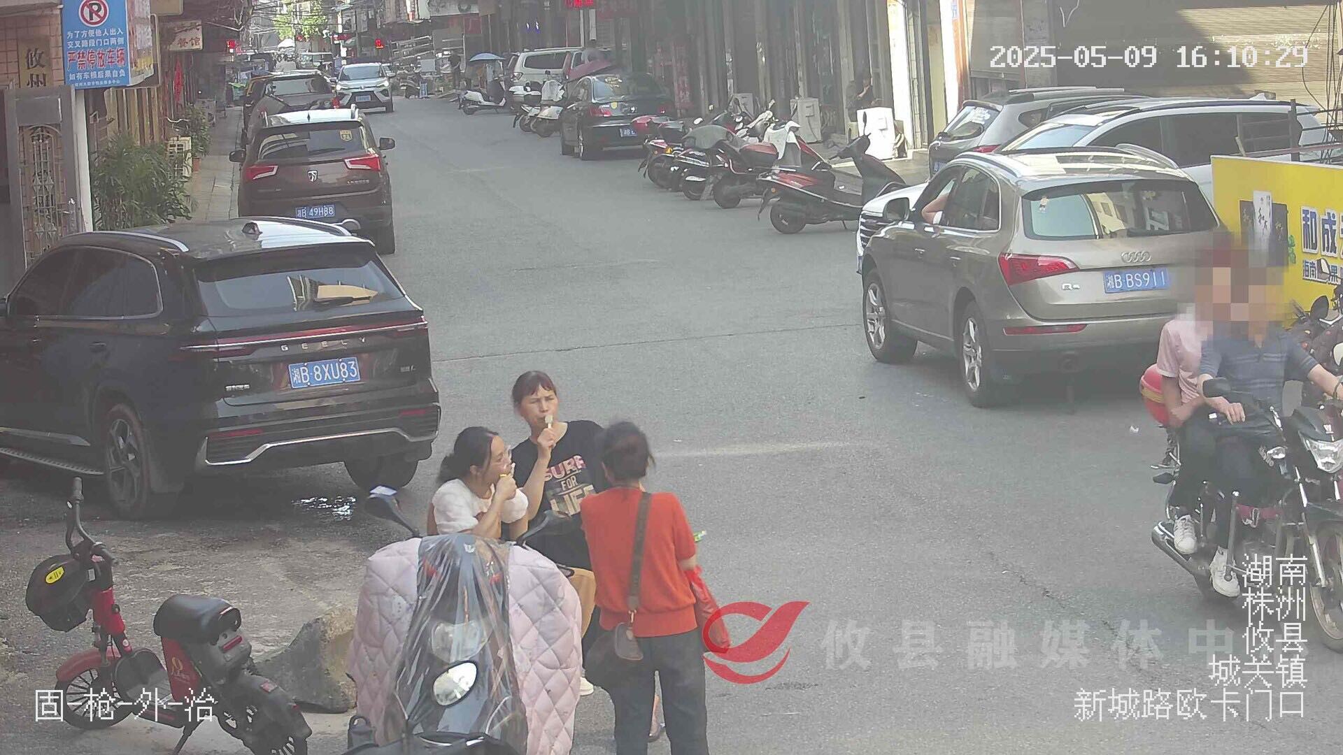 光天化日两男子飞车抢夺 攸县公安97分钟内成功破案