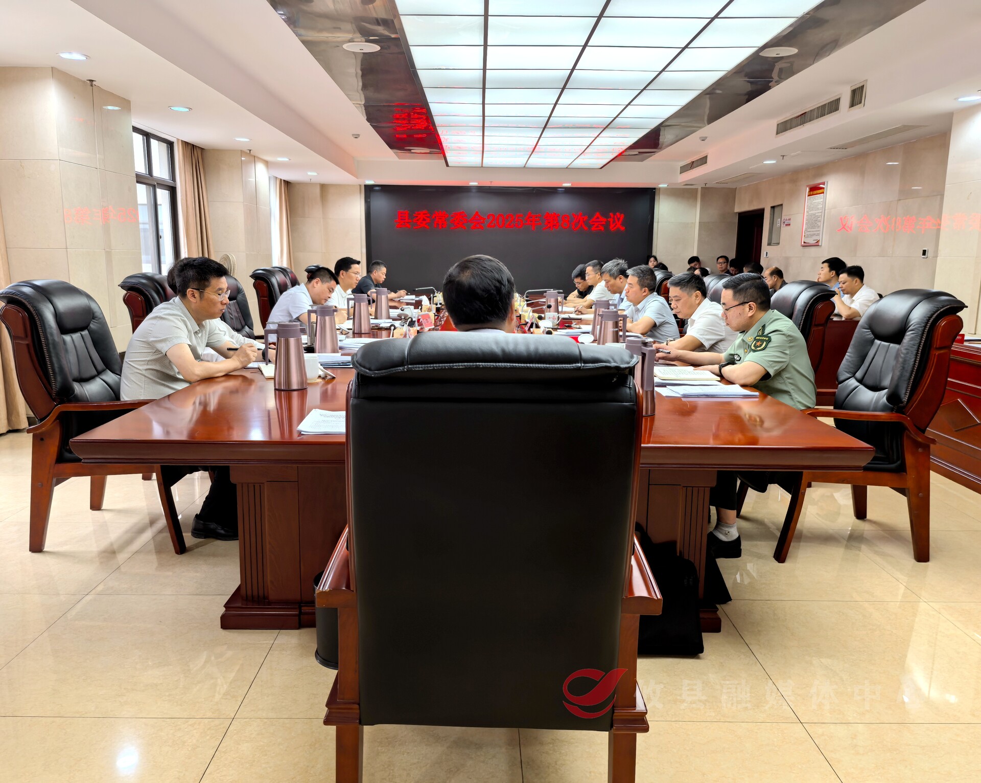 县委常委会2025年第8次会议召开