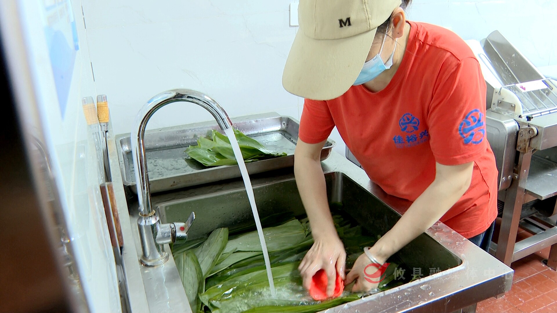 十年匠人一展绝活 佳裕兴端午限定手工粽上市