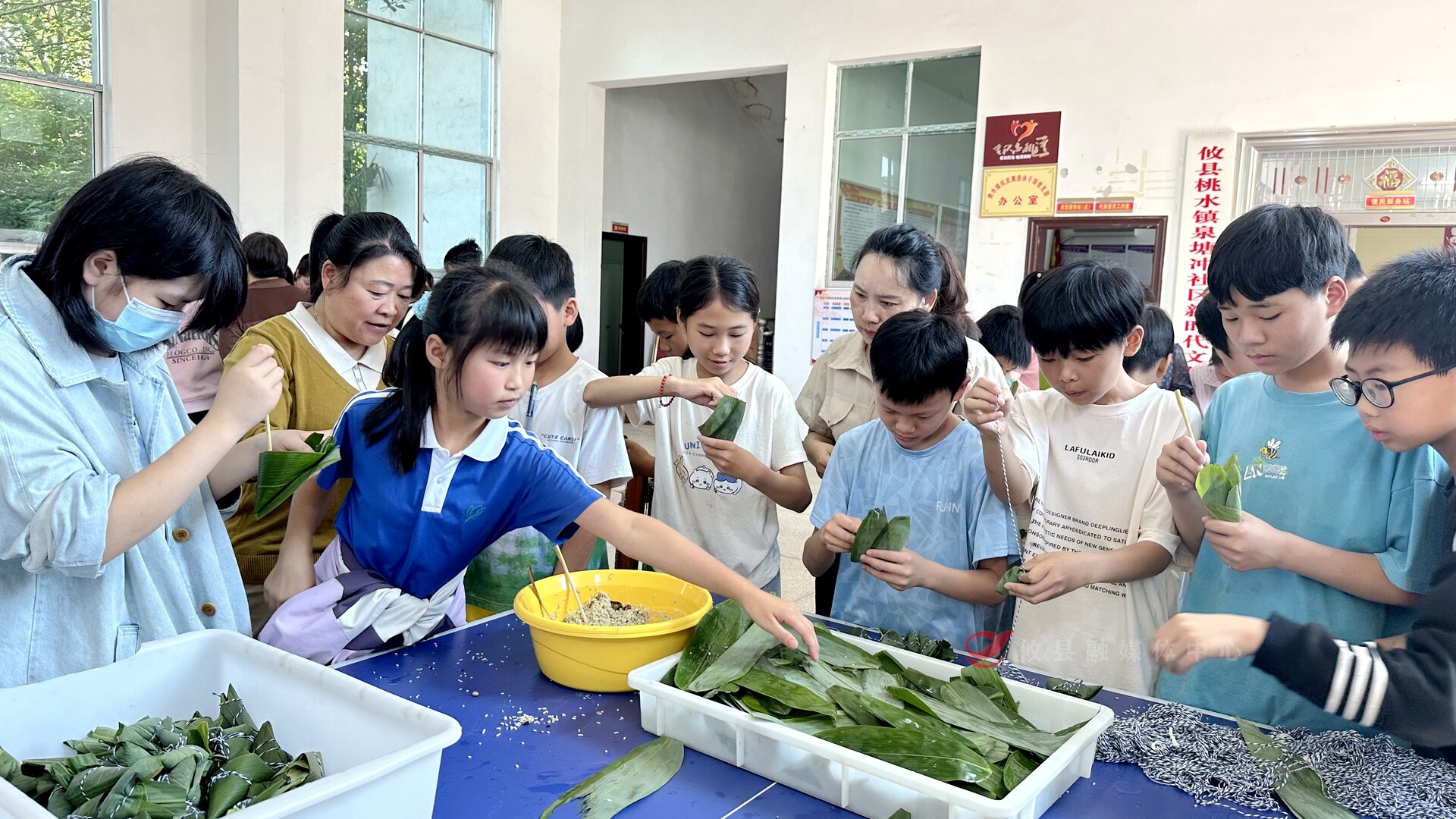 粽香传情 文化润心 —桃水镇开展 “粽情暖孤老 棕意润童心” 端午节群众文化活动