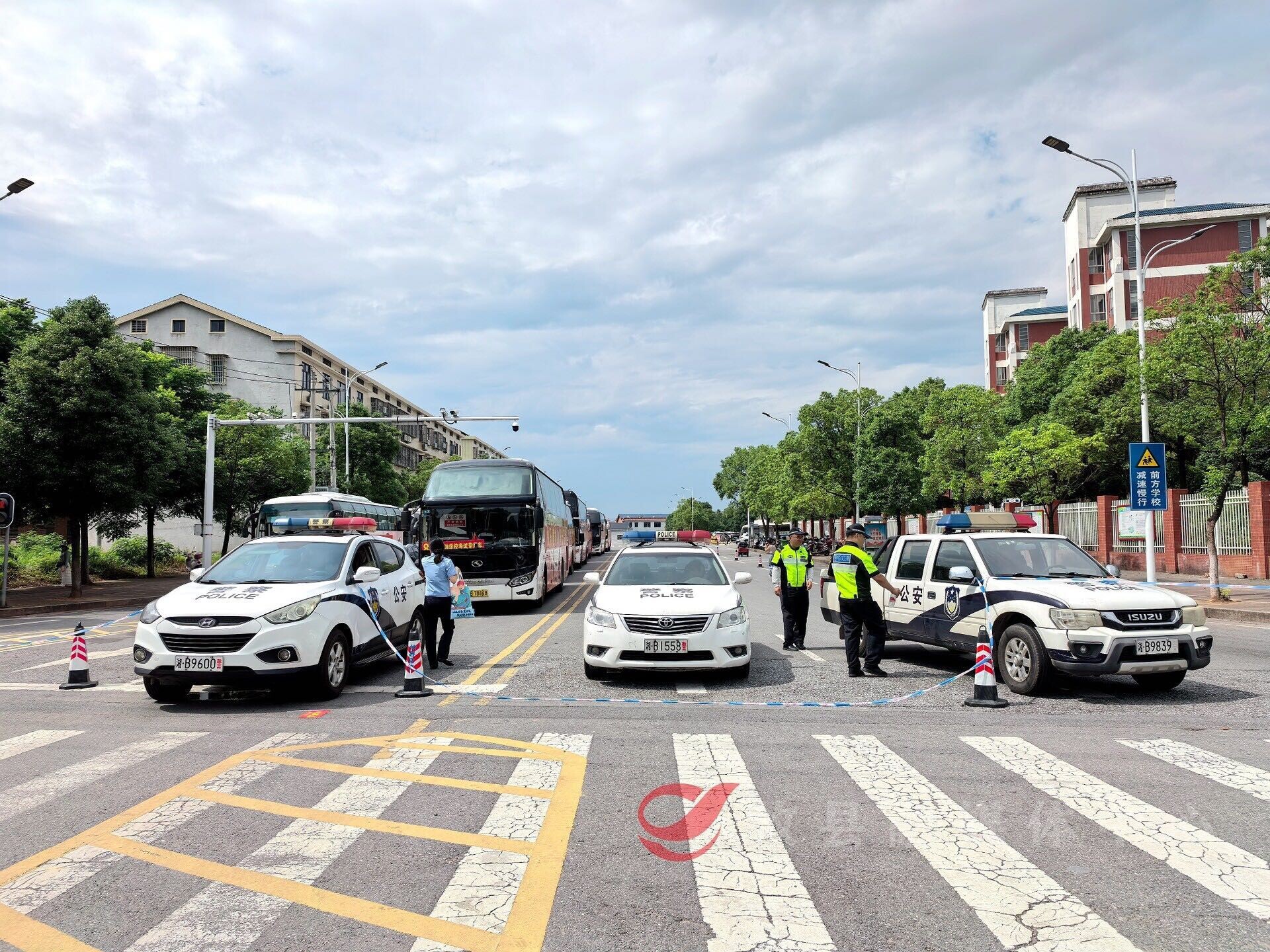 2025年高考今日开考：攸县4800名学子执笔追梦  社会各界合力用行动为考生保驾护航