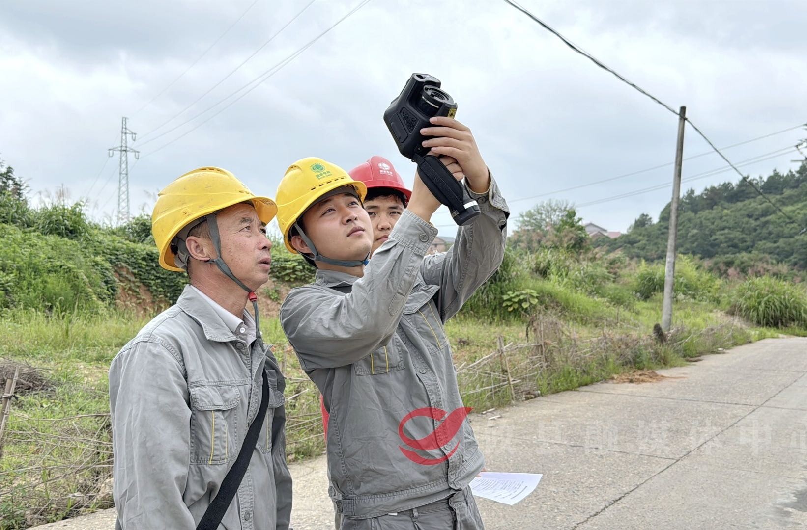 迎战夏日用电高峰 电力巡检护航万家清凉