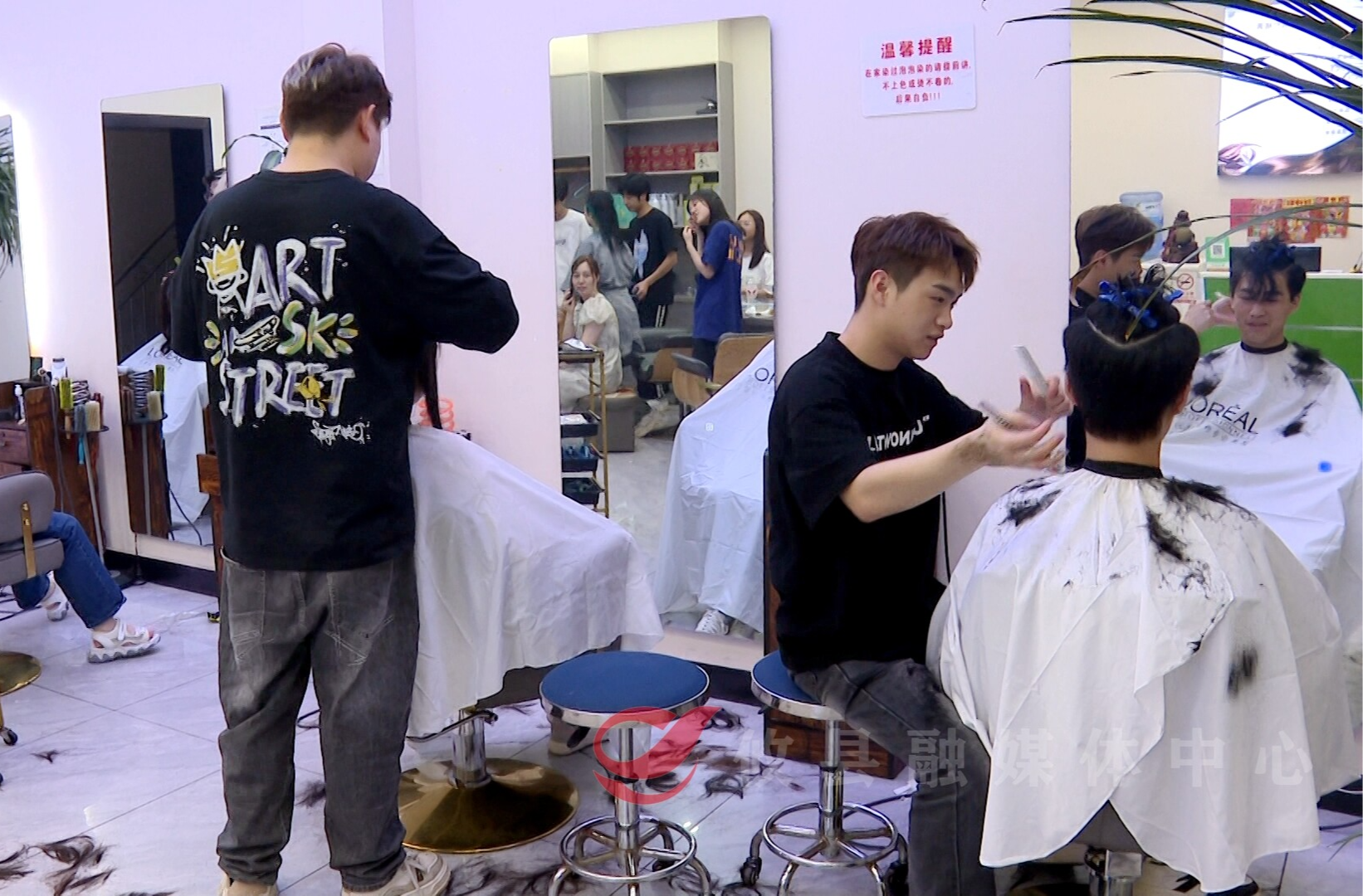 攸县高考学子掀起“蜕变热” 染发购机释放青春仪式感