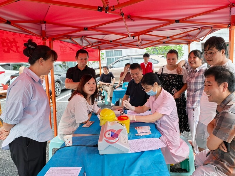 【世界献血者日】干部职工挽袖献热血 为生命接力