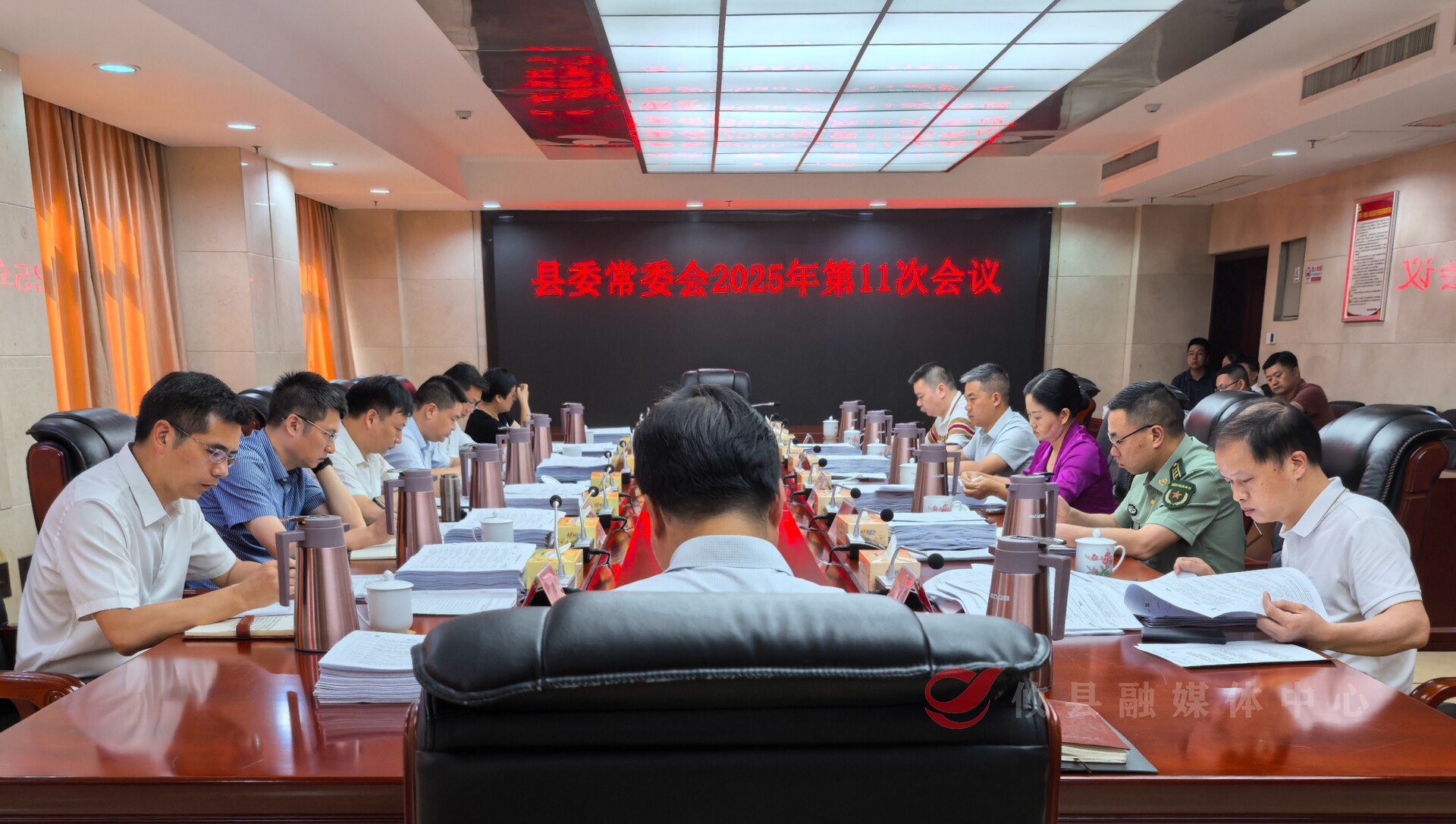 县委常委会2025年第11次会议召开