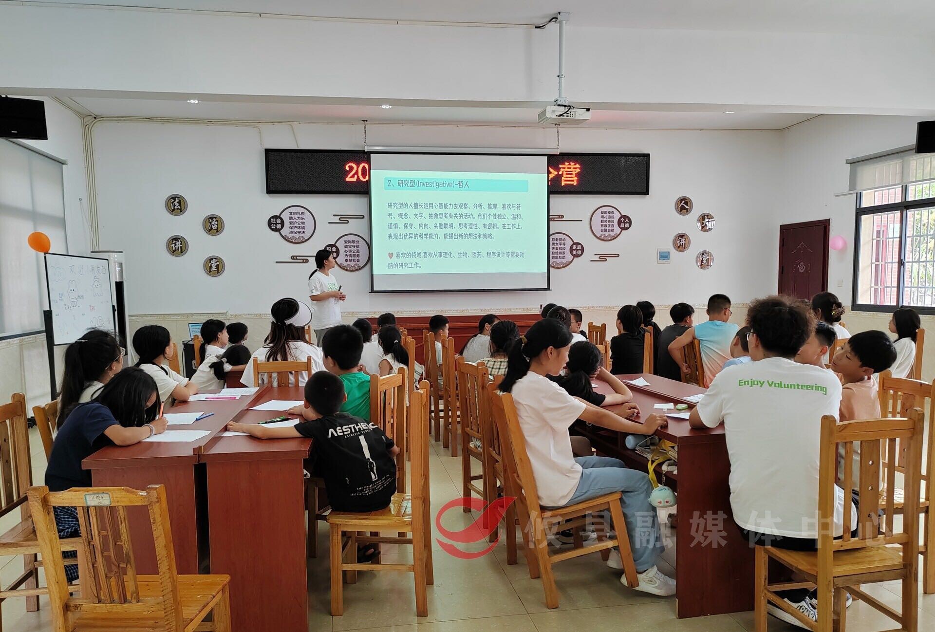 攸县：青春伴童年 大学生志愿者点亮孩子们的“七彩假期”