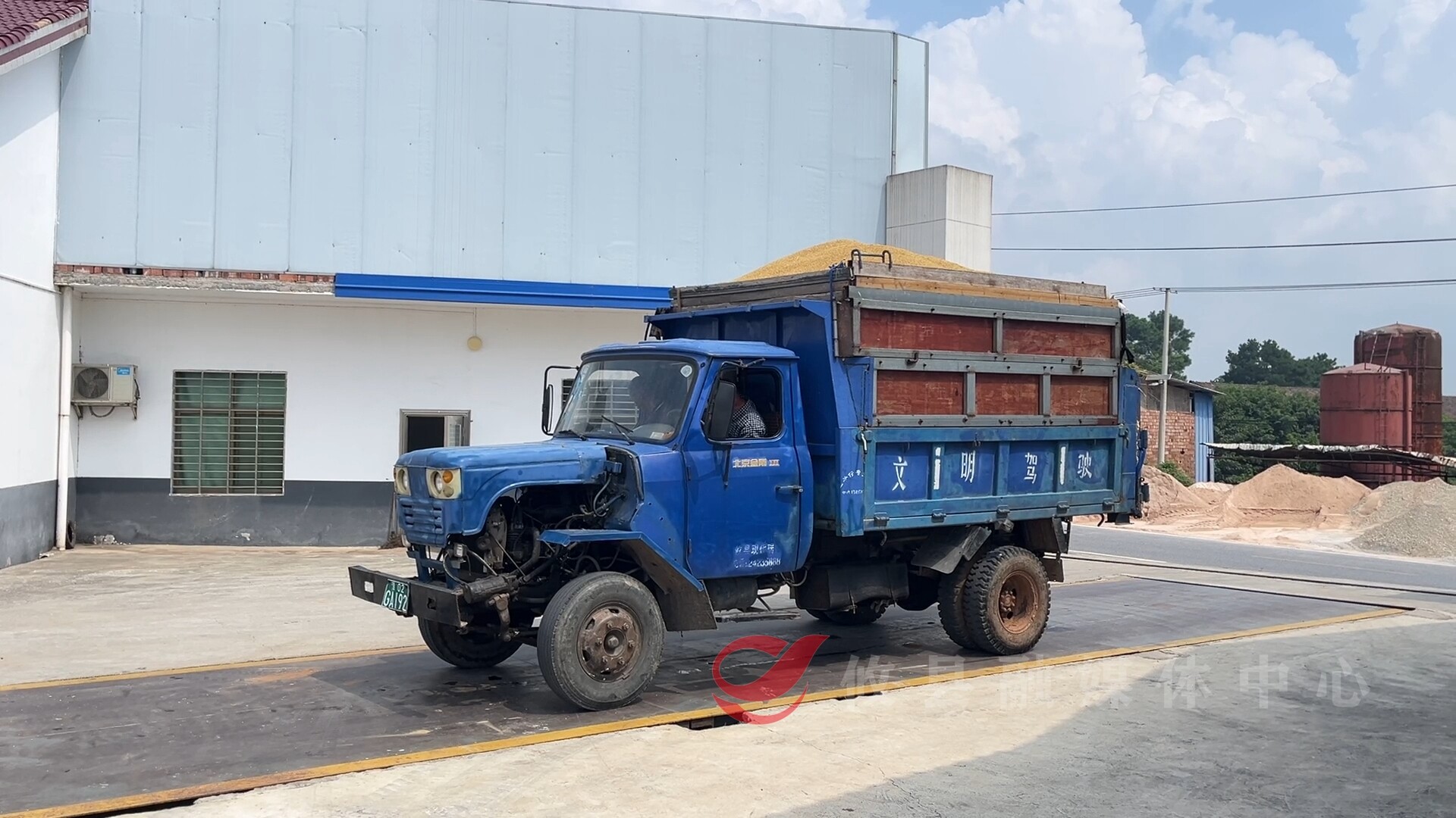 攸县：机械化烘干助力稻谷“颗粒归仓”