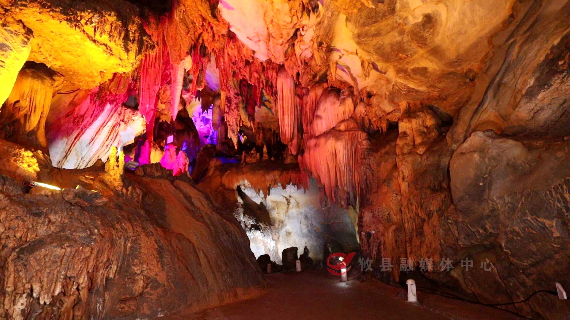 攸县白龙洞成避暑胜地 游客争相体验“地心纳凉”