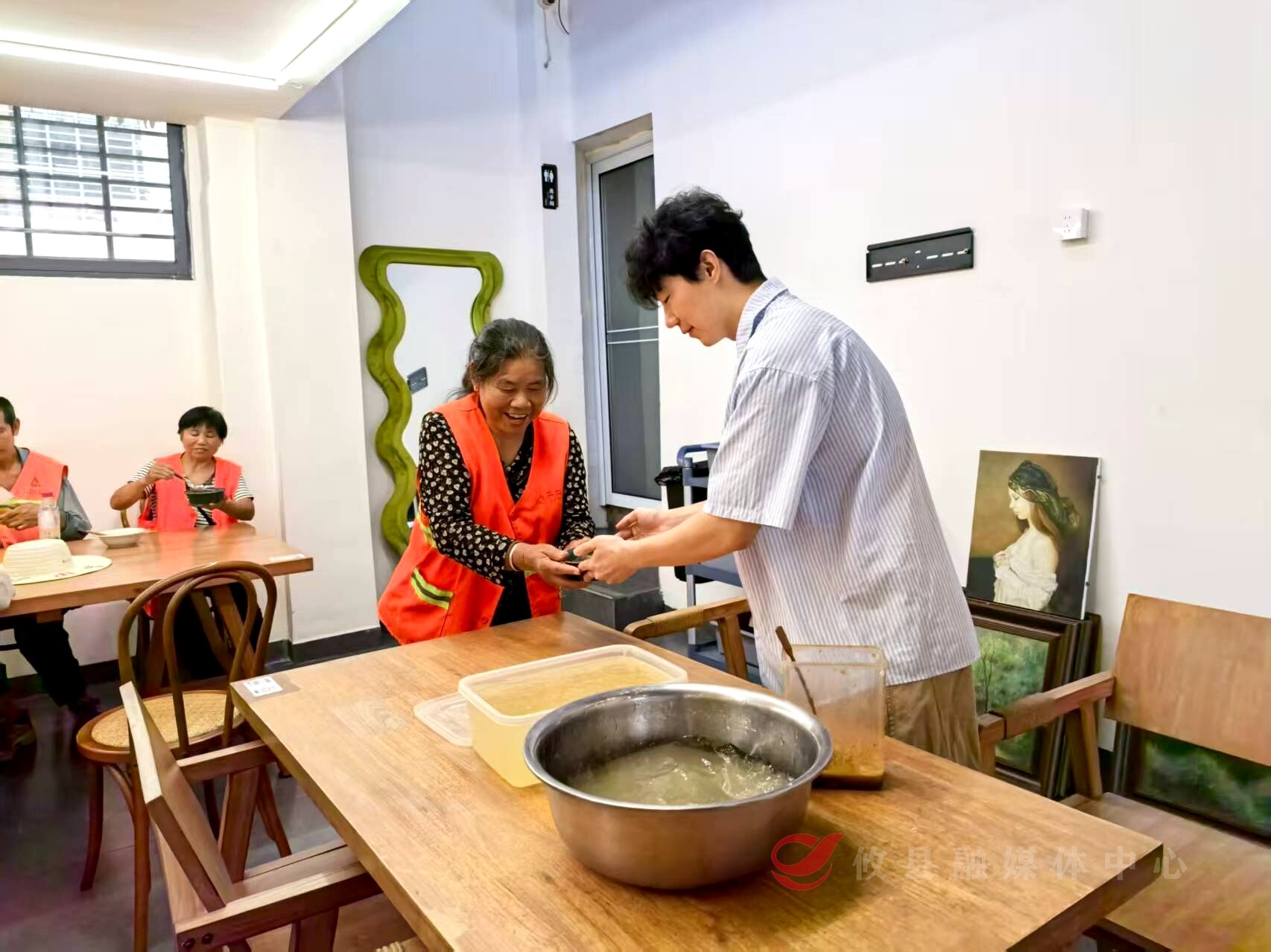 致敬城市“美容师”  爱心商家五年持续接力为环卫工人送清凉