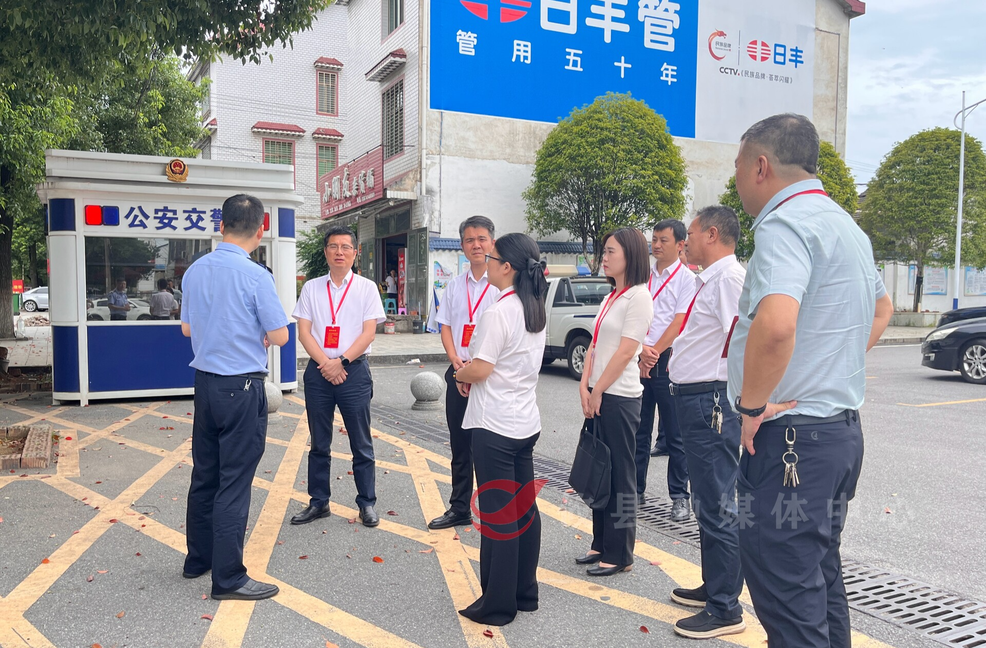 县政协委员到县交警大队开展专题视察活动