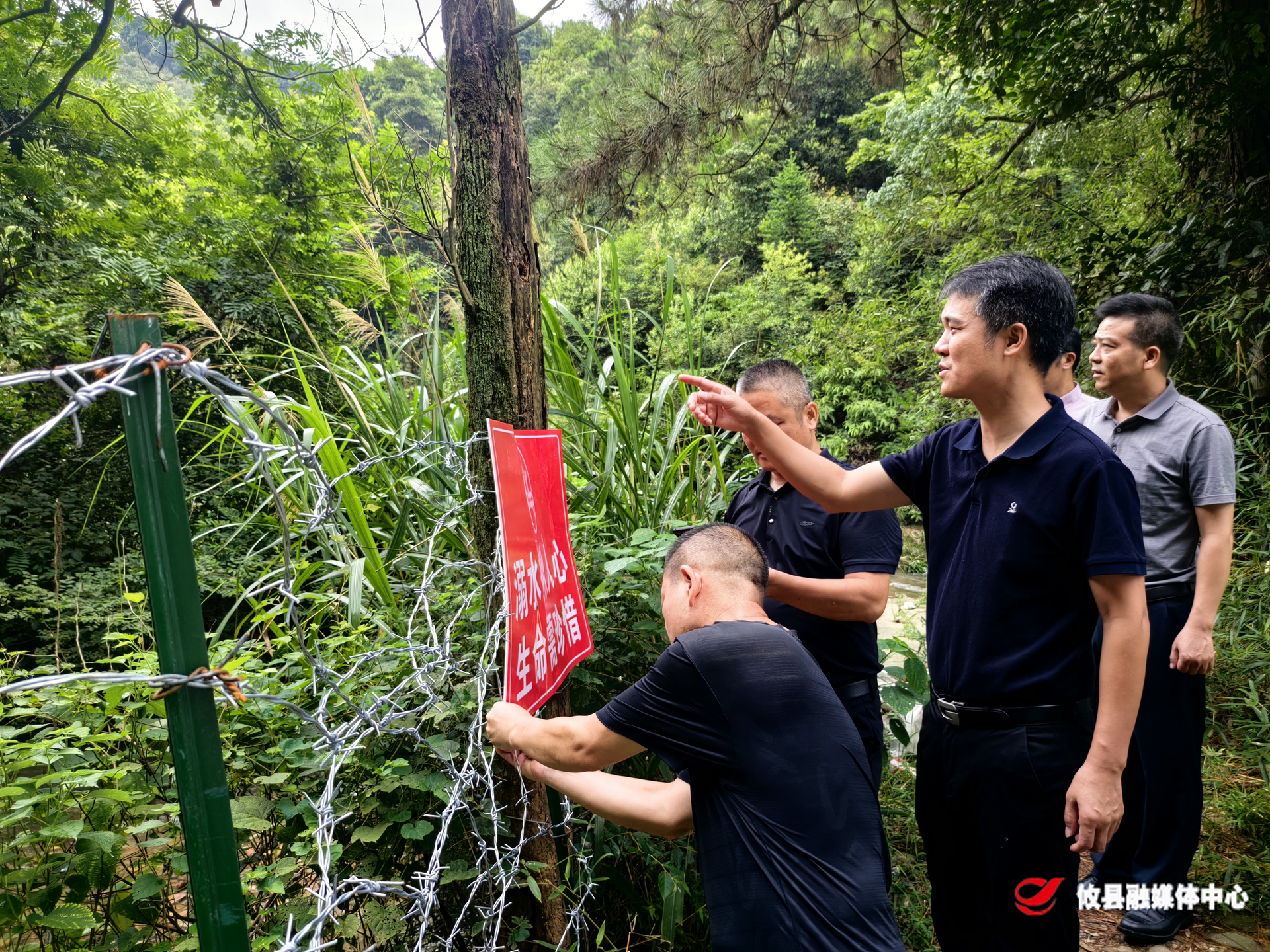 县领导调研学生防溺水工作