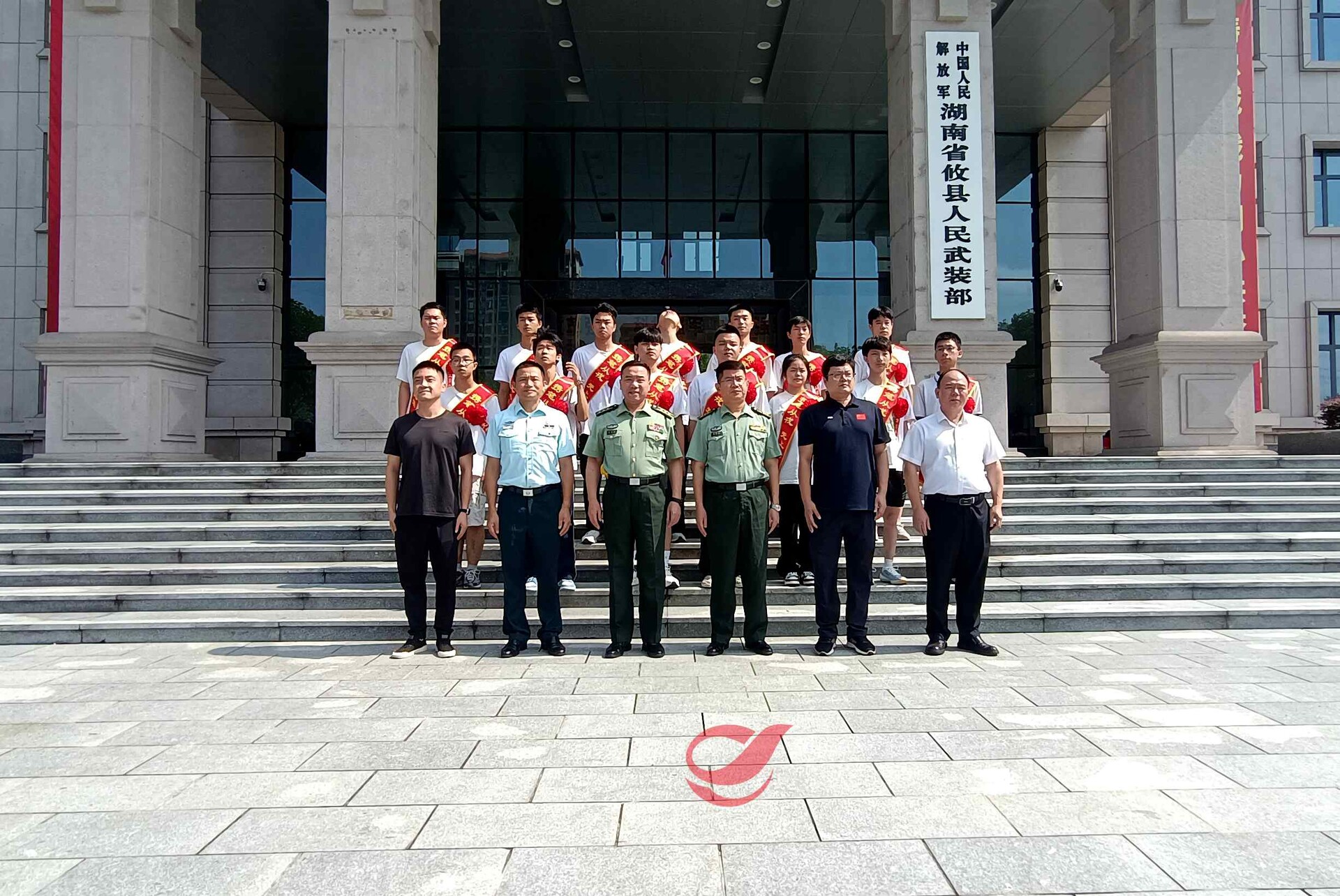 攸县举行2025年军校新生入学欢送仪式