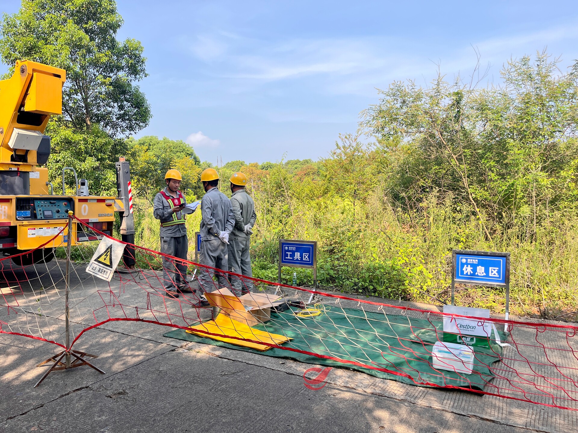 国网攸县供电公司：迎峰度夏战高温 带电消缺护清凉