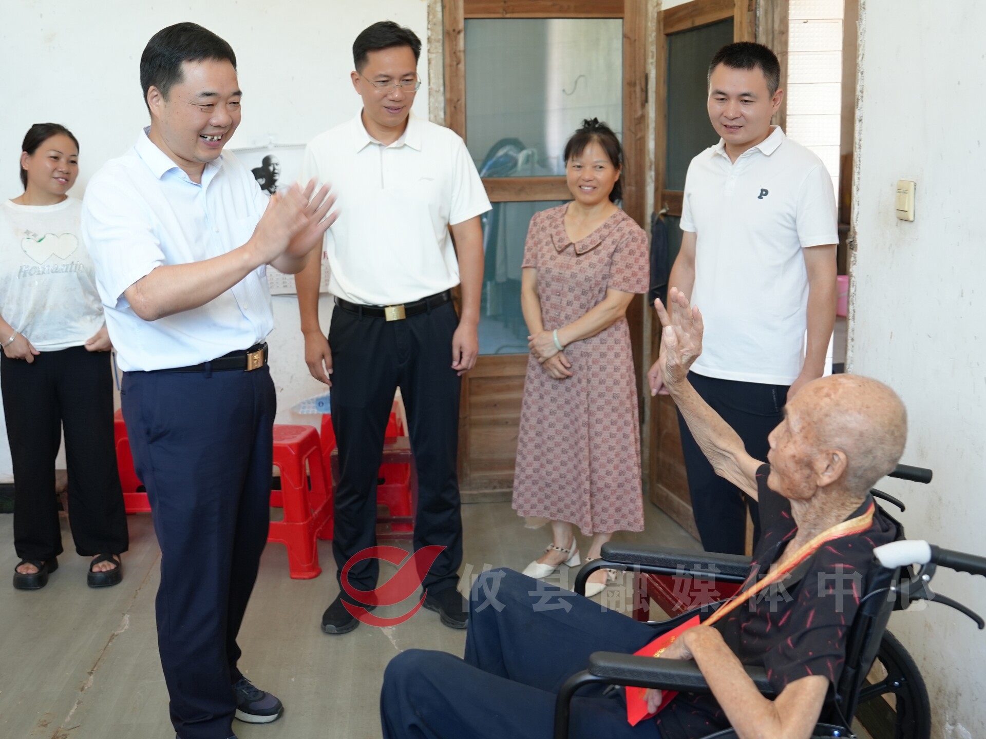 致敬抗战英雄 传递温暖关怀 李鹏程走访慰问抗战老兵